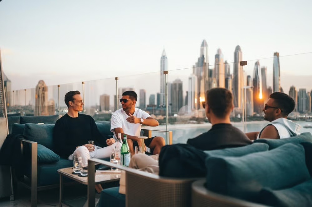 Vertriebler aus dem Team im Gespräch auf einer Dachterrasse